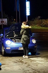 а что тут смешного?
обычная заправка газом (на пистолет посмотрите). часто вижу на метановой заправке заправляются именно так. только не совсем понимаю зачем под капот ставить заправочный штуцер, ведь это жутко неудобно каждый раз капот поднимать.