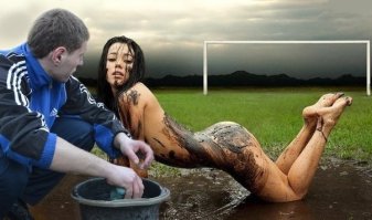 у пацана две мысли в голове:
-пойдет сейчас дождь, или все-таки придется мыть эту телку?...
-кто, с.у.к.а,  с.п.и.з.д.и.л сетку с футбольных ворот?!!!