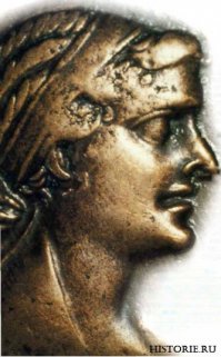 На отчеканенных в Александрии монетах у Клеопатры крючковатый нос и торчащий подбородок. Однако эти части лица на официальных портретах часто увеличивали, чтобы образ получился более волевым и властным.
В любом случае Клеопатра вряд ли отвечала современным стандартам красоты. Судя по мумиям, женщины из династии Птолемеев были ростом около 1,5 м и отнюдь не худенькими. Монеты и бюсты Клеопатры демонстрируют жировые отложения вокруг шеи - у статуй их называют  венериными кольцами . Возможно, художники подчеркивали ими сытую жизнь своих моделей, но, по мнению ряда специалистов, в данном случае это не чистая символика. Похоже, шея у царицы была толстовата. На некоторых изображениях бросаются в глаза длинноватый горбатый нос, острый выступающий подбородок.