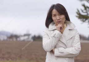 Чувак, ты не в курсе просто. Это айдол - их специально выращивают и допиливают ручками, чтобы они так выглядели. А процентов девяносто кореянок выглядят ближе к (см. фотографию ниже) и это в лучшем случае.