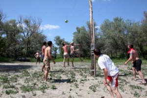 Аху..нская игра для "детей старшего возраста"-СИСЬКАБОЛЛ! В 80-е в московских дворах и прилегающих спортплощадках, была очень популярна! Столб, веревка, авоська или мешок для сменки...Пространство вокруг столба делится на две зоны.  Цель: Намотать "сиську" вокруг столба, по часовой стрелки на зону соперника...Условия: Сиська должна покинуть зону с одного удара. Можно играть двое на двое, тогда на зону два удара, по удару на каждого члена команды.