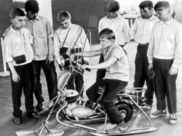 Открою правду никто не хочет учится добровольно за исключением мизерногоколичества, любой школьник и студент мечтают откосить от учебы, и так все человечество в целом, если нужен прогресс государству, то оно стимулирует вовлеченность в науку как при ссср, а если нет, то и на всю страну достаточно одного придворного стоматолога.