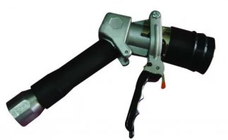 Да самый обычный ТРК у девки.
На фото: 
1) ТРК для жидкостей, 
2) ТРК для сжиженного газа, 
3) ТРК для сжатого газа. 
4) хрень, придающая "необычный вид" пистолету и просматривающаяся сквозь лобовое стекло.
Может она и омывайку льёт, но уж точно не газ. Но такой пистолет омывайку в современный автомобиль вряд-ли зальёт, слишком большой поток он выдаёт, больше мимо пролетит, да и в горловинку его просто так не вставить, пластик там дохленький, горловинки длинные, узкие и изогнутые.