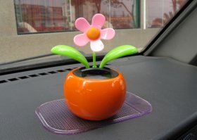 Да самый обычный ТРК у девки.
На фото: 
1) ТРК для жидкостей, 
2) ТРК для сжиженного газа, 
3) ТРК для сжатого газа. 
4) хрень, придающая "необычный вид" пистолету и просматривающаяся сквозь лобовое стекло.
Может она и омывайку льёт, но уж точно не газ. Но такой пистолет омывайку в современный автомобиль вряд-ли зальёт, слишком большой поток он выдаёт, больше мимо пролетит, да и в горловинку его просто так не вставить, пластик там дохленький, горловинки длинные, узкие и изогнутые.