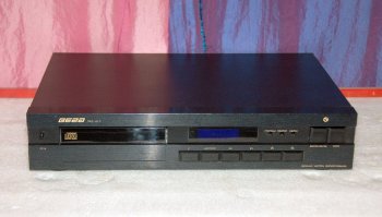 Отличный пост!!!! Много интересной информации по Эстонии. Но... маленькое дополнение по ЛП ВЕГА. ПКД ВЕГА 122 был выпущен большим тиражом и даже не является раритетом по сей день.
Кроме него Бердский завод выпустил партию проигрывателей ВЕГА 121 тиражом около 350 экземпляров. Оба проигрывателя с начинкой от Sanyo.
После этого в серию был запущен ВЕГА 124 с пультом и начинкой Samsung. Он тоже вышел приличным тиражом.
Фотки прикладываю из интернета т.к. мои аппараты дома стоят )))))