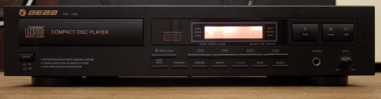 Отличный пост!!!! Много интересной информации по Эстонии. Но... маленькое дополнение по ЛП ВЕГА. ПКД ВЕГА 122 был выпущен большим тиражом и даже не является раритетом по сей день.
Кроме него Бердский завод выпустил партию проигрывателей ВЕГА 121 тиражом около 350 экземпляров. Оба проигрывателя с начинкой от Sanyo.
После этого в серию был запущен ВЕГА 124 с пультом и начинкой Samsung. Он тоже вышел приличным тиражом.
Фотки прикладываю из интернета т.к. мои аппараты дома стоят )))))