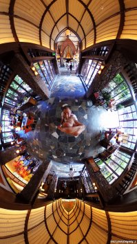 у кена роквела есть ревьюшка камеры 360грд. Интересная игрушка и картинки рендерит прикольные
Rickoh Theta S называется