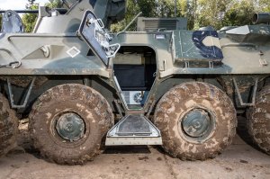 Надо чтоб как в БТР, вариативность была.. хошь вверх откидываешь створку и вылазишь,  хочешь вниз и выскальзываешь, а хочешь оба сразу и как царь в полный рост :)