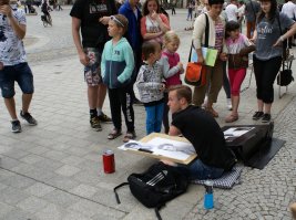 Я его в Польше видел, парень сидел на улице рисовал прохожих, картины получаются отличные, присоединюсь к пожеланию.