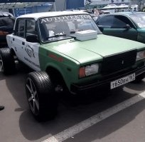 На капоте коробка с запасными ступичными подшипниками :)