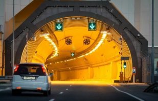 Мост - сооружение, состоящее из опор и пролетных строений, предназначенное для пропуска транспортных путей через водные преграды.
Длина моста - расстояние между началом и концом моста, измеренное по его оси. При этом начало моста - первая по ходу отсчета километража точка пересечения линии, соединяющей концы открылков устоя или других видимых конструктивных элементов устоя или пролетного строения с осью моста, без учета переходных плит, а конец моста - последняя по ходу отсчета километража точка пересечения линии, соединяющей концы открылков устоя или других видимых конструктивных элементов устоя или пролетного строения с осью моста.
Устой - крайняя опора моста в сопряжении его с насыпью подхода, воспринимающая воздействие пролетного строения, грунта насыпи и временных нагрузок, расположенных на насыпи подхода.

т.е. если простым языком объяснить, то мост начинается там, где заканчивается насыпь и начинается первая его опора. Въезд и съезд с моста - насыпи, они же устои уже не считаются мостом.
Чисто технически там может быть мост, поскольку устой находится в створе с началом тоннеля. Однако прочтите сначала: начало моста или от устоя, или от других ВИДИМЫХ элементов моста. Что видит водитель? Дорожное полотно, арки, ванты, пилоны и прочие элементы, находящиеся ВЫШЕ дорожного полотна. Ни один водитель, кроме Вас, конечно, не возит с собой проекты всех мостов мира, с целью определения их начал и окончаний. В данном случае от первой/последней ванты до тоннеля почти 50 метров. Естественно складывается впечатление, что мост закончился, а тоннель ещё не начался.
На фото другого Сочинского тоннеля можно увидеть, что аварийного кармана перед тоннелем даже нет, но есть телефон для вызова аварийных служб, то есть бдаже при отсутствии кармана в этом месте, при нужде, можно остановиться, хотя это запрещает разметка. А перекрыть карманы пластиковыми блоками вообще не проблема, в данном случае это удержало бы от остановки 99% водителей. Никто не спорит, что там разрешена или запрещена остановка. Конечно запрещена, но не для сэлфидрочеров, им вообще похрену куда лезть за кадром.
Ну и можно прилепить фото любого моста мира с места водителя и попросить Вас показать границу моста, думаю не получится, так что нечего тут в проекты носом тыкать.