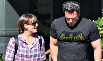 Зато у него везде рожа недовольная, когда у Гарнер рот открыт.
Но форму для Бэтмана набрал отличную.