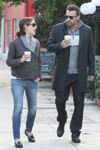 У Аффлека уже на этой фотке рожа недовольна, а Дженнифер Гарнер выглядит как пилящая баба.
Но ничего, после развода жизнь у парня налаживается.