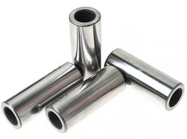 Расставляли на дороге солдатиков, а потом сбивали их битами из пальцев.