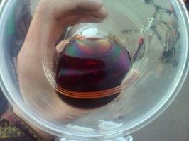 зато больше похоже на то что в стакане)) тут "лошадь" налита)