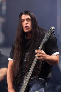 Мне одному кажется, что сын Кейджа похож на бас-гитариста группы Металлика Трухильо? )))