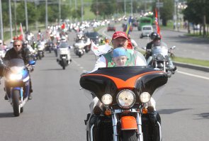 Ну раз про батьку речь зашла  Лично возглавляет колонну на открытии и закрытии сезона:)