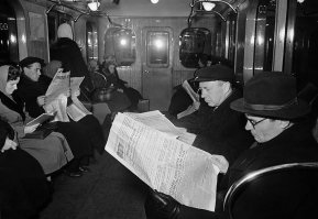 Вот раньше все в метро друг с другом общались, знакомились...