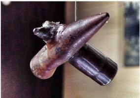 Увы, это не столкнувшиеся пули. Предположительно это пуля на излете попавшая в карман с патронами и пробившая пулю в целом патроне и, вероятно, вырвала ее из гильзы. На перебитой пуле нет следов от нарезов - ею не стреляли, это же очевидно.