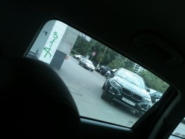 да, полно таких случаев, голова кружится  от бабла. Я вон недавно припарковалась возле школы, жду детей. Между машинами места осталось ровно, что бы машина проехала, тесновато, но проехать можно. Дак подъезжает быдло на х6, останавливается, открывает стекло и говорит: А если я выйду и по е.балу дам?.. Ну т.е. вот так просто, потому что тесно... при чем проехал же, падла. 
Я его сфотала на всякий случай, этот СКР липовый ))