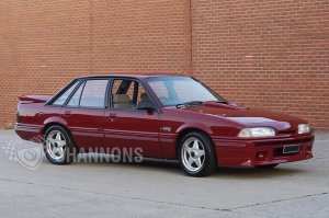 Фендера на крыльях выглядят убого. Похоже на попытку фермера спьяну приукрасить свой Холден с помощью говна и палок. А вот боевой гоночный HDT, да и дорожный выглядят гармонично. Что мешало сделать также, а не обвешивать машину непонятными пластмассками?