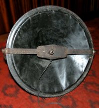 Это да. Именно поэтому вплоть до 1991 года люди жили без холодильников, телевизоров, проигрывателей.
О новостях узнавали из лживой газеты "Правда" и вот такого громкоговорителя.
И только с развалом СССР люди оказались в РАЮ!