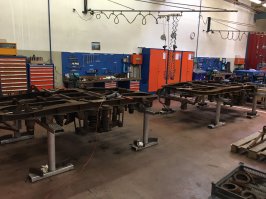 Разруха она в головах.
1. В депо в туалет зайти не возможно. Зассано всё, вот люди и справляют нужду на стенку депо.

2. В смотровой яме 1-3см мазута и масла. Почему нельзя масло сливать в тару, а если прорлил, то за собой убрать?

3. Инструмента нормального нет. Всё наварено, кустарно сделано, в ручную крутится. Всё потому что инструмент воруют. Почему нельзя сделать инструменталку и под роспись выдавать?

Ещё много таких примеров могу привести.
А вот пример депо RhB (Ретийская железная дорога)