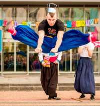 В 1991 году одна бабенка - депутат Верховного совета УкрССР(тогда ещё) ляпнула: "Жовто-блакитний колір - уособлює сутність української національності"! (желто-голубой цвет - олицетворяет сущность украинской национальности). Прям как про китайских підapacів!