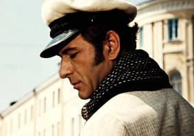 А почему только американщина , например в фильме "Двенадцать стульев" Гайдай предложил роль Бендера Высоцскому , он согласился но к моменту съемок ушел в запой , тогда взяли Белявского и даже начали съемки , но Сергей Филиппов оказался по актерской фактуре рельефнее Белявского, чего не должно было быть , в итоге взяли Арчила Гомиашвили играющего несколько лет в спектакле Остапа Бендера.