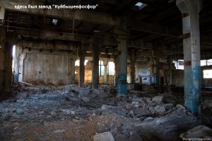 Обратите внимание, после самой разрушительной в мире войны прошло всего 5 лет!!! А уже работают заводы, собирается урожай, строятся новые дома.  А теперь оглянитесь вокруг широко раскрытыми глазами. Состояние страны - только вчера была война.