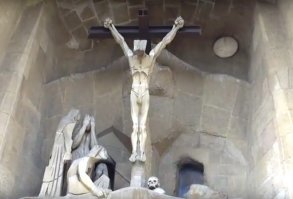 На одной из стен Храма Святого Семейства есть скульптура Иисуса, распятого на кресте. Крест сделан из трамвайных рельсов.