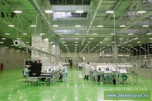 Разруха в головах - безусловно. Это не пролетариат, это - люмпен. Так всегда было, есть и будет. Где-нибудь в мексиканских наркопритонах, или во клошарах близ Марселя люди качественно не отличаются. Не задумывался, а какова зарплата уборщиц, если они вообще есть в том депо? Насколько стоимость труда уборщиц неуважается? И сколько уборщиц можно было бы нанять на сумму потраченную на приезд такого швейцарско-заморского петуха-умника? Время не советское, да и руководство этого депо предпочтёт не замечать запах(вонищу) у депо, но выкусить себе копеечку нехилую от этого же депо.  Уверен, что руководство депо проблем с нужниками и транспортом не имеет. Дикий оскал дикого  капитализма вкупе с диким воровством.
 Но при этом будет и, например, такое: НПО Сатурн или Зеленоградский Микрон.
Смотря что искать, то и находится. Мой отец вспоминал, когда он прибыл на завод военпредом, представителем заказчика, первым делом от остановил производство на несколько дней (что это значит в советское время понимаете?), заставив провести ремонт в цехах, мыть окна, стирать халаты. Планы, премии - всё в жопу. После этого - зверствовал на приёмке изделий. Ненавидели его все, а принятая продукция за его подписью - была без брака. Но где ж таких найдёшь на всех? Ничего, рано или поздно найдём и сделаем.