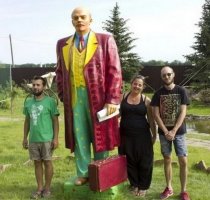 Во время Сталина за такой памятник скульптора и того кто его поставил расстреляли бы по 58-й статье. А те, кто на этой фотке, отправились бы в места где даже летом очень холодно будет, даже если шубу наденут (тем более им бы   вряд ли шубу выдали, в лучшем случае телогрейку)