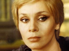 Это Полищук в молодые годы (но все же старше Немоляевой в фильме). Я не знаю, какие у вас вкусы - но красавица из них двух - только одна. И это не Немоляева, которая может быть при этом миленькой, симпатичной, свеженькой, очаровательной. Красота - это нечто иное.