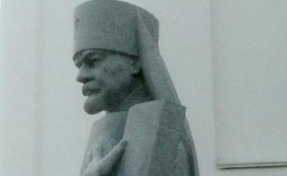 Да, блин сейчас во всю переделывают памятники Ленину в других персонажей. Налепили фуражку и отбили бороду. И все другой человек. Вот был Ленин, стал патриарх.