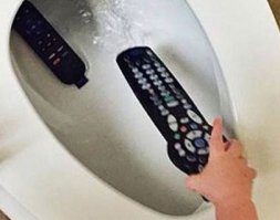 Ну и что же? Вместо того, чтобы отобрать и дать леща, долбоё.бы-родители начинают фоткать и выкладывать в свой вонючий инстаграмм. Тут уж наоборот - не хотелось бы желать детям таких родителей из поколения соцсетеых дегенератов.
А на другой фотке, девочка просто показывает, что она видит в своей тарелке = )