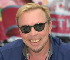 Под Гарика Сукачёва косит, гад.