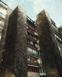 Занавесочки на балконах антенна спутниковая. Что-то дом не похож на заброшенный