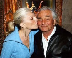 Жена у него красивая. Снялась в четырёх сериях Коломбо.