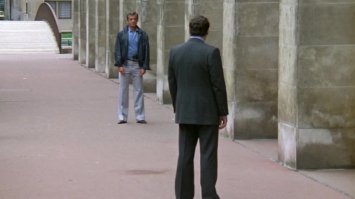 Одна из самых лучших сцен - из всех фильмов, всех времен и народов! В ней идеально все: актеры (оба!), музыка, сюжет, даже неуклюжий разносчик цветов... Ни один вестерн такую дуэль не показал, даже у Сержио Леоне не было такого шедевра.
Для тех кто не знает (наверняка найдутся): Le professionnel / Профессионал, там Бельмондо (Бомон) хороший, а Оссейн (Розен) - плохой, музыка Морриконе Чи Маи...