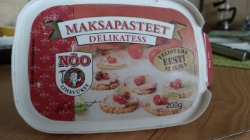 У меня, в Приморском р-не, можно даже не ездит. Финский сыр, как Феникс, в одном магазинчике шаговой доступности из пепла восстал. А вместе с ним эстонские колбасы и паштеты. Сфоткал последний...