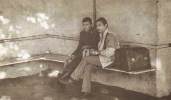 А мой отец, вместе с моим младшим братишкой, приехал ко мне в армию. Мы жили в Душанбе, а служил я в Тирасполе, Молдавия. Меня отпустили в увольнение. Папа купил мне гражданку. И 2 дня мы балдели в Одессе.