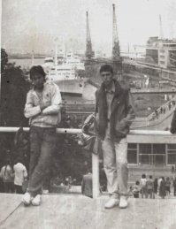 А мой отец, вместе с моим младшим братишкой, приехал ко мне в армию. Мы жили в Душанбе, а служил я в Тирасполе, Молдавия. Меня отпустили в увольнение. Папа купил мне гражданку. И 2 дня мы балдели в Одессе.