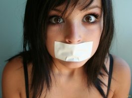 Полный рот забить слабительным и пластырь поможет!