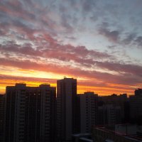 Такой вид из окна был год назад. Теперь в новой квартире, из окна видно просто соседний дом