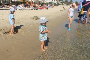 В прошлом году был .... 7 часов лететь из ЕКБ... Тяжеловато с детками, постоянный ветер с моря(июнь месяц), с Турцией конечно не сравнить,  но в целом сностно. Автоматчики были на вьезде в города, и по пляжу ходили.  Туристов расстреляли в   El Mouradi Palm Marina... я был в El Mouradi skanes...   На данный момент страна помойка в натуральном выражении ... интересных мест нет, кроме рынка в Сусе..