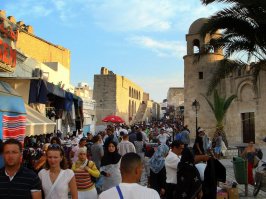 В прошлом году был .... 7 часов лететь из ЕКБ... Тяжеловато с детками, постоянный ветер с моря(июнь месяц), с Турцией конечно не сравнить,  но в целом сностно. Автоматчики были на вьезде в города, и по пляжу ходили.  Туристов расстреляли в   El Mouradi Palm Marina... я был в El Mouradi skanes...   На данный момент страна помойка в натуральном выражении ... интересных мест нет, кроме рынка в Сусе..