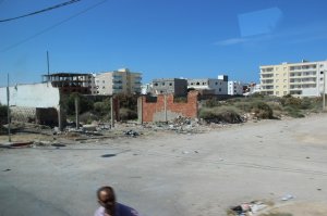 В прошлом году был .... 7 часов лететь из ЕКБ... Тяжеловато с детками, постоянный ветер с моря(июнь месяц), с Турцией конечно не сравнить,  но в целом сностно. Автоматчики были на вьезде в города, и по пляжу ходили.  Туристов расстреляли в   El Mouradi Palm Marina... я был в El Mouradi skanes...   На данный момент страна помойка в натуральном выражении ... интересных мест нет, кроме рынка в Сусе..