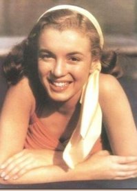 Вот вам посредственность без макияжа и пластических операций.