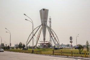 Нижневартовск. Какая-то непонятная фигня, вроде бы памятник нефтяникам, точно не знаю, но горожане шутят, что в этом городе будут снимать продолжение "Войны миров".